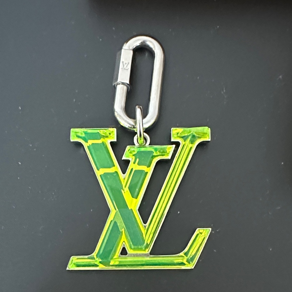Louis Vuitton 💯% Authentic Neon Green Key Chain w Dustbag & Box. Excellent Con’d - Picture 5 of 10